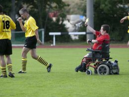Junge soll aus seinem Verein fliegen, weil er einen „blinden“ Rollstuhlschiedsrichter nicht akzeptierte