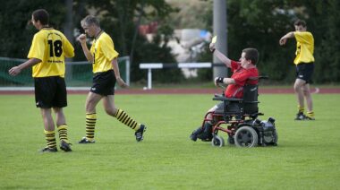 Junge soll aus seinem Verein fliegen, weil er einen „blinden“ Rollstuhlschiedsrichter nicht akzeptierte